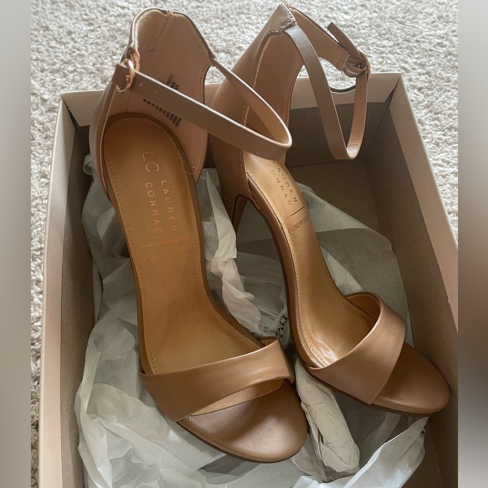 NEW IN BOX 4” Lauren Conrad Hematite memory foam sandals. 8.5